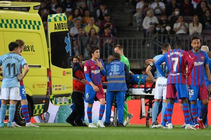 Ronald Araujo se retira en ambulancia del Camp Nou