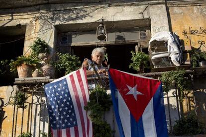 Banderas de EE UU y Cuba, en un balc&oacute;n de la Habana.