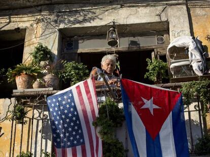 Bandeiras dos EUA e de Cuba, em uma varanda de Havana.