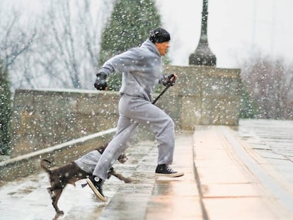 Fotograma de Rocky (1976), cuando el protagonista entrena subiendo los escalones de Filadelfia que la película hizo famosos.