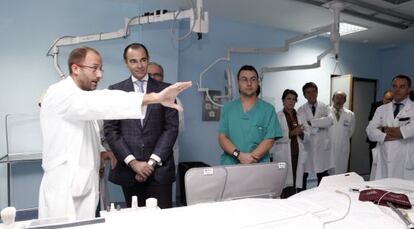 El consejero de Sanidad, Manuel Llombart, en su visita este viernes al Hospital General de Alicante. 