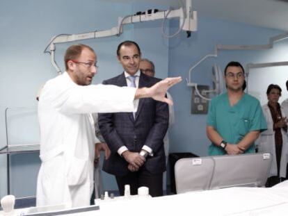 El consejero de Sanidad, Manuel Llombart, en su visita este viernes al Hospital General de Alicante. 