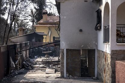 Viviendas ubicadas en las urbanizaciones Montepino y Montesol afectadas por el incendio urbano forestal de Llutxent, en Gandía.