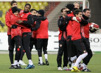 Jugadores del Sevilla ayer, en el entrenamiento en Moscú. A la derecha, el portero Palop abraza a Navas.