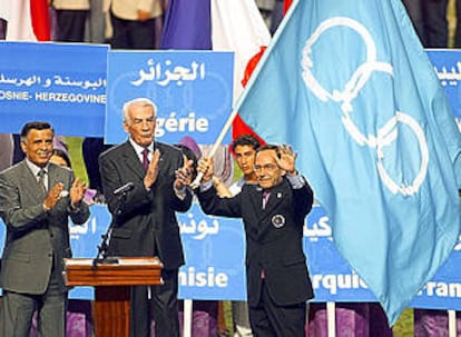 Don Moceen Abbes, alcalde de Túnez, entrega al alcalde almeriense, Santiago Martínez la bandera de los juegos.