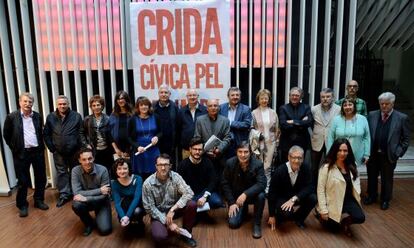 Grupo de personalidades firmantes de la 'Crida Cívica 25 d'abril'.