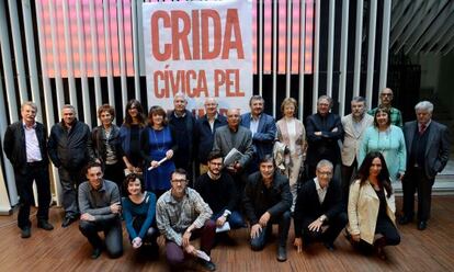 Grupo de personalidades firmantes de la &#039;Crida C&iacute;vica 25 d&#039;abril&#039;.