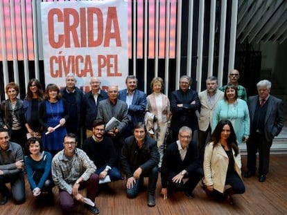 Grupo de personalidades firmantes de la &#039;Crida C&iacute;vica 25 d&#039;abril&#039;.