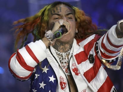 El rapero 6ix9ine, durante su presentación en el desfile de Philipp Plein, en septiembre de este año.