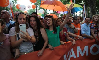 Inés Arrimadas (c) durante la manifestación del Orgullo en Madrid.