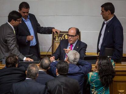 Julio Borges con un grupo de diputados de la Asamblea Nacional.