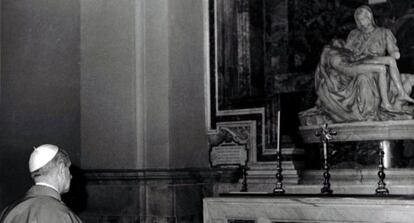 El Papa Pablo VI observa 'La Piedad', de Miguel Ángel.