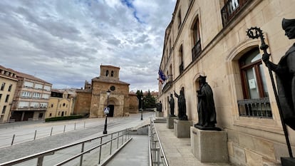 Vista en el palacio de la Administración Provincial con la iglesia de San Juan de Rabanera en Soria.