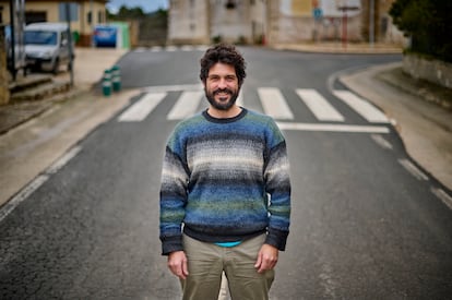 El lutier Iñaki Arguiñarena, minutos antes de la clase de herramientas tecnológicas en Arizala (Navarra).
