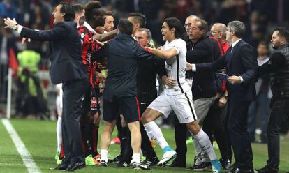 Balotelli se encara con Cavani durante el partido.