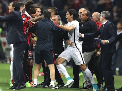 Balotelli se encara con Cavani durante el partido.