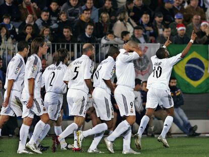Helguera, Sergio Ramos, Salgado, Zidane, Baptista y Ronaldo celebran el gol de Robinho, que señala al cielo.
