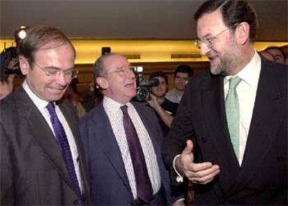 Rato y Rajoy charlan con García Escudero durante el acto del PP.