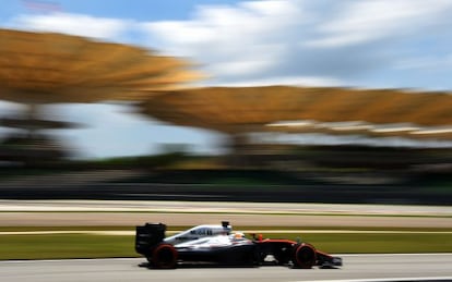 Fernando Alonso pilota su Honda en Sepang (Malasia).