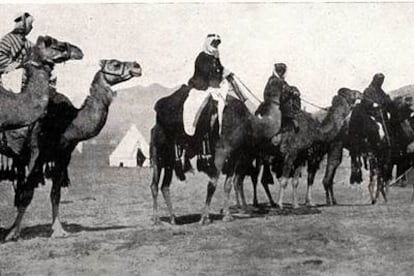 Lawrence de Arabia y parte de su guardia personal, dispuestos a ponerse en marcha para efectuar un <i>raid </i>secreto por el desierto.