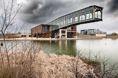 Centro de Interpretación de la Naturaleza Ataria, en el parque de Salburua. 