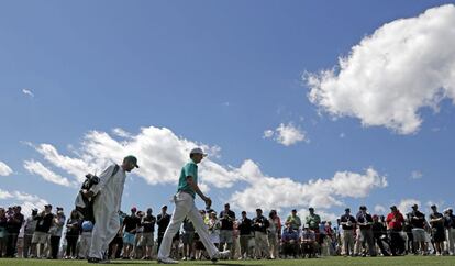 Jordan Spieth y su caddie Michael Greller, en la calle del 18.