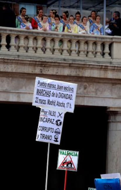 Protesta durante la 'mascletà'.