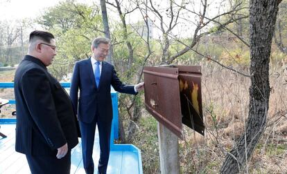 El líder norcoreano Kim Jong-un y el presidente surcoreano, Moon Jae-in, conversan en la Zona Desmilitarizada durante la cumbre intercoreana en Panmunjom (Corea del Sur), 27 de abril de 2018.