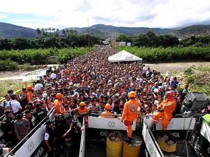 Miles de venezolanos cruzan la frontera hacia Colombia, en julio.