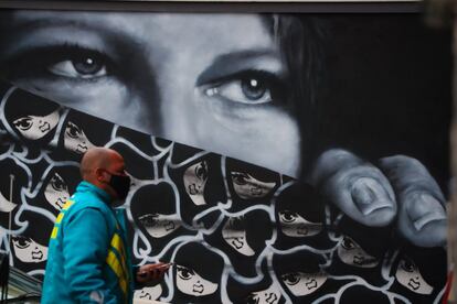Un hombre camina frente a un mural en Sao Paulo (Brasil). Cuatro meses después de registrar la primera muerte por coronavirus, Brasil suma ya cerca de 75.366 fallecidos y podría superar los dos millones de casos de covid-19, una enfermedad que se expande a diferentes velocidades por el país.
