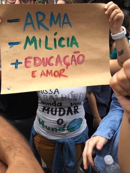 "- Arma, - Milícia, + Educação e Amor", diz cartaz exibido na avenida Paulista.