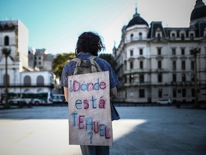 Un hombre carga un cartel en su espalda en referencia al joven desaparecido Tehuel de La Torre, durante una manifestación en abril, en Buenos Aires (Argentina).