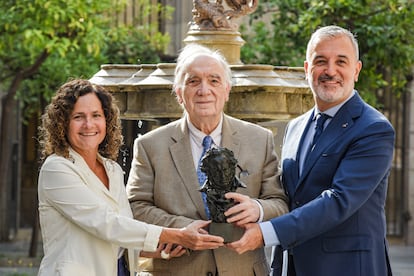 La consellera de Cultura de la Generalitat, Sònia Hernández, el presidente de la Academia del Cine, Fernando Méndez Leite, y el alcalde de Barcelona, Jaume Collboni, en la presentación de los Goya.