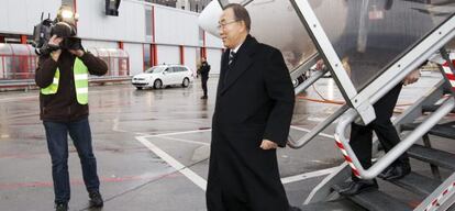 El secretario general de la ONU, Ban Ki-moon, a su llegada al aeropuerto de Ginebra.