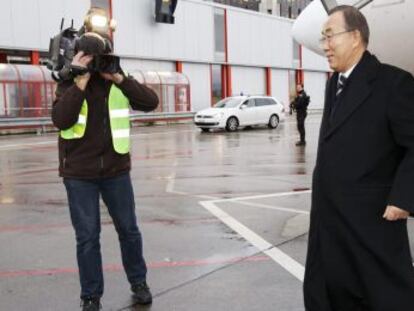 El secretario general de la ONU, Ban Ki-moon, a su llegada al aeropuerto de Ginebra.
