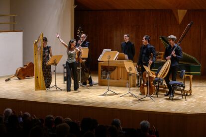 Lina Tur Bonet y los integrantes de MUSIca ALcheMIca saludan al final del concierto.