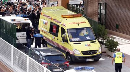 Una ambulància arriba a l'habitatge de la infermera afectada per ebola, aquest dimecres, a Alcorcón.