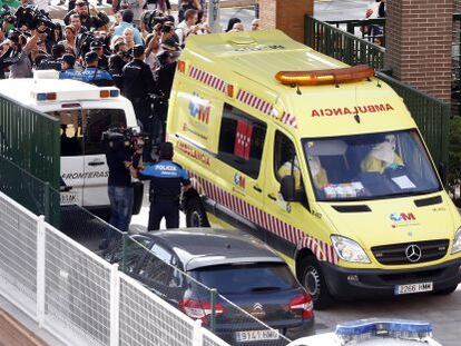Una ambulància arriba a l'habitatge de la infermera afectada per ebola, aquest dimecres, a Alcorcón.