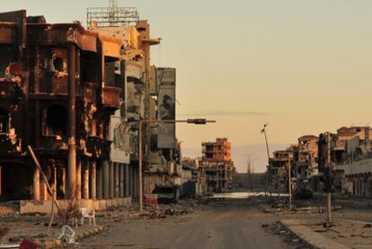 Vista de la devastada área de Sirte donde se ocultaba Gadafi, ayer.