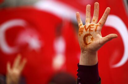 Un partidario del presidente turco, Tayyip Erdogan, levanta una mano pintada con la palabra "sí" durante un mitin el 1 de abril de 2017, en Diyarbakir, zona de dominación kurda.
