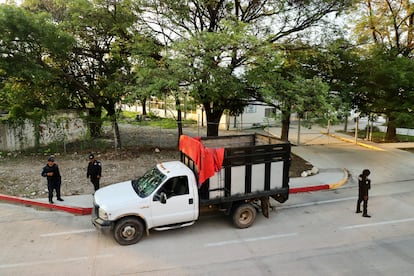 El pasado 30 de junio en Tuxtla Gutiérrez, policías resguardan el vehículo en el que fueron secuestrados 16 funcionarios públicos el 27 de junio.