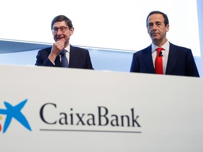 José Ignacio Goirigolzarri, presidente de CaixaBank (a la izquierda), y Gonzalo Gortázar, consejero delegado del banco, este viernes en Valencia durante la junta general de accionistas.