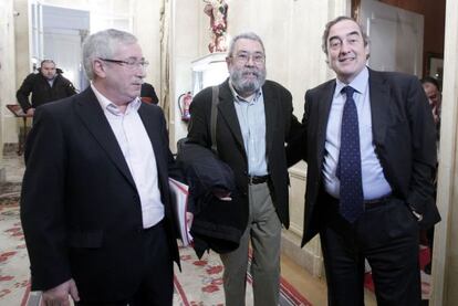 Ignacio Fernández Toxo, secretario general de CC OO, Cándido Méndez, líder de UGT, y el presidente de la CEOE, Juan Rosell.