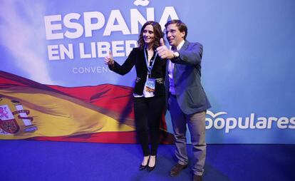 Isabel Díaz Ayuso y José Luis Martínez-Almeida, candidatos respectivamente al Ayuntamiento y a la Comunidad de Madrid para las elecciones del 26 de mayo, saludan a los medios.
