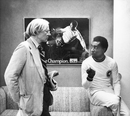 Na foto, o artista Andy Warhol conversa com Pelé, após ser contratado para fazer uma série de retratos de estrelas do esporte em 1977.