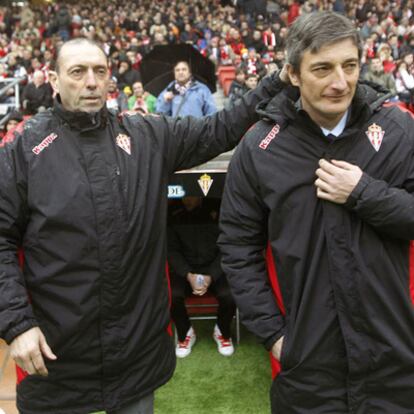 El nuevo entrenador del Sporting, Iñaki Tejada, recibe el saludo de Quini