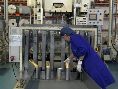 Una empleada de Alibérico Food Packaging trabaja en la planta de Alcalá de Henares (Madrid).