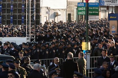 Las calles de Queens se han llenado de agentes reunidos en solidaridad con los policías asesinados y sus familias.