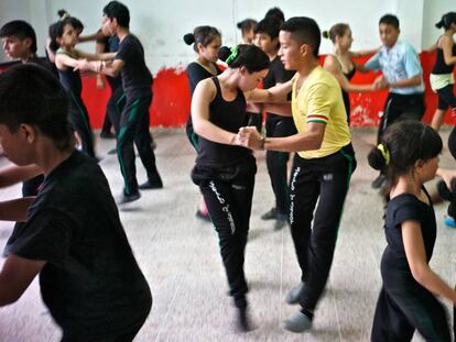 Jóvenes bailando salsa en una academia de Cali