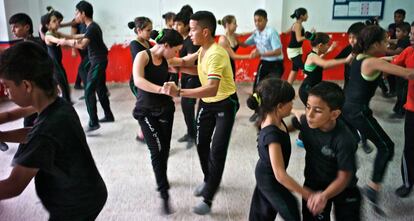 Jóvenes bailando salsa en una academia de Cali